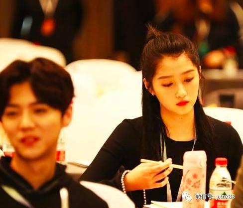 穿成娱乐圈小糊咖只想摆烂吃瓜,娱乐圈小糊咖的摆烂吃瓜日常